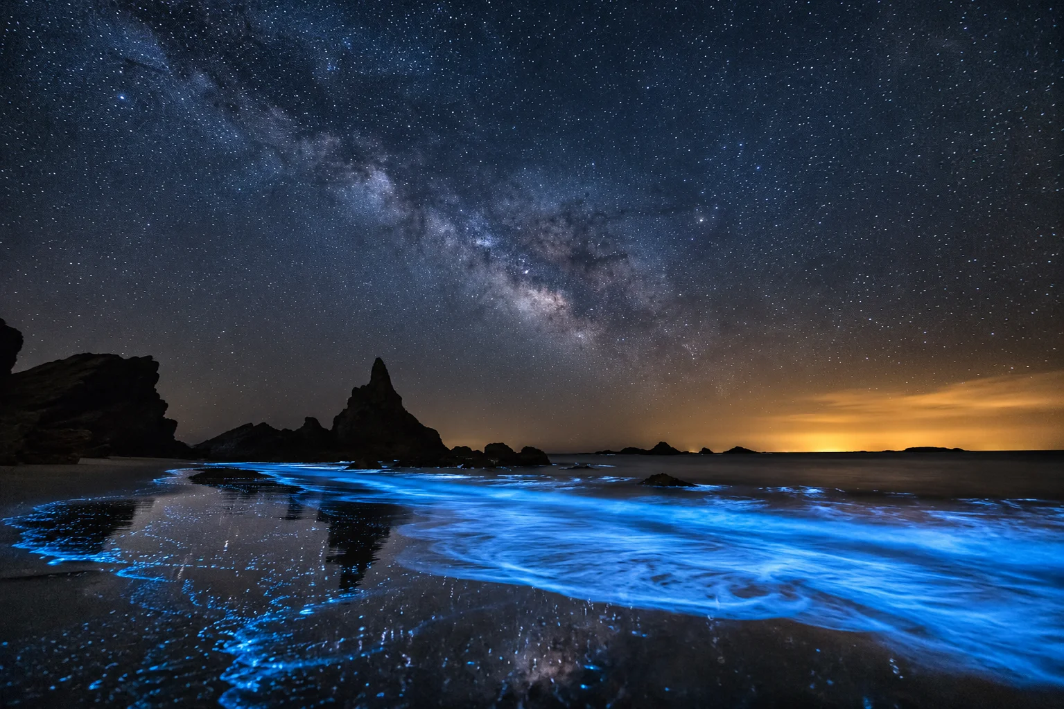Bioluminescent Beach Beneath the Milky Way wallpaper full preview